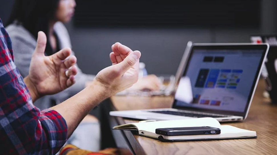 Ilustración representativa de técnicas de marketing digital utilizadas en redes y buscadores